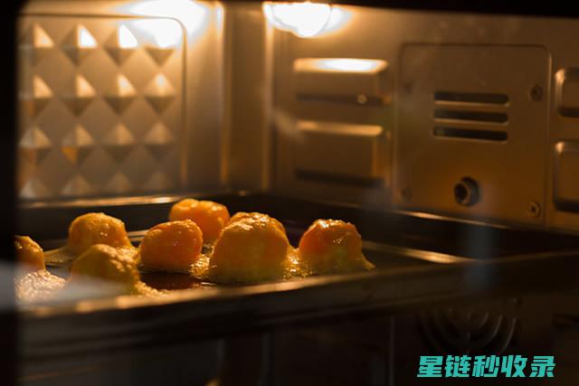 烤箱内部顽固油渍清除法：不用费力刷也能焕然一新 (烤箱内部顽固怎么清洗)